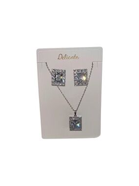ELEGANT SILVERTONE CLEAR RHINESTONE NECKLACE & EARRING SET